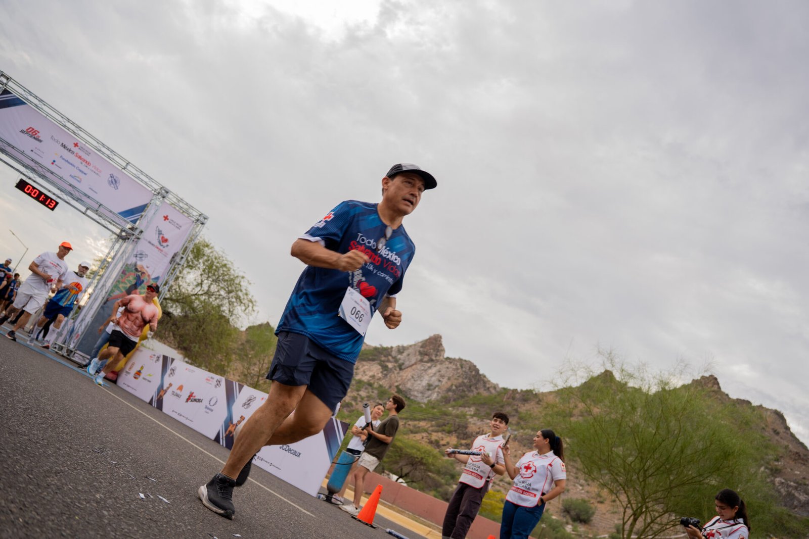 Corredores participan en las distancias de 5k y 10k durante la séptima edición de la Carrera Todo México Salvando Vidas en Hermosillo.
