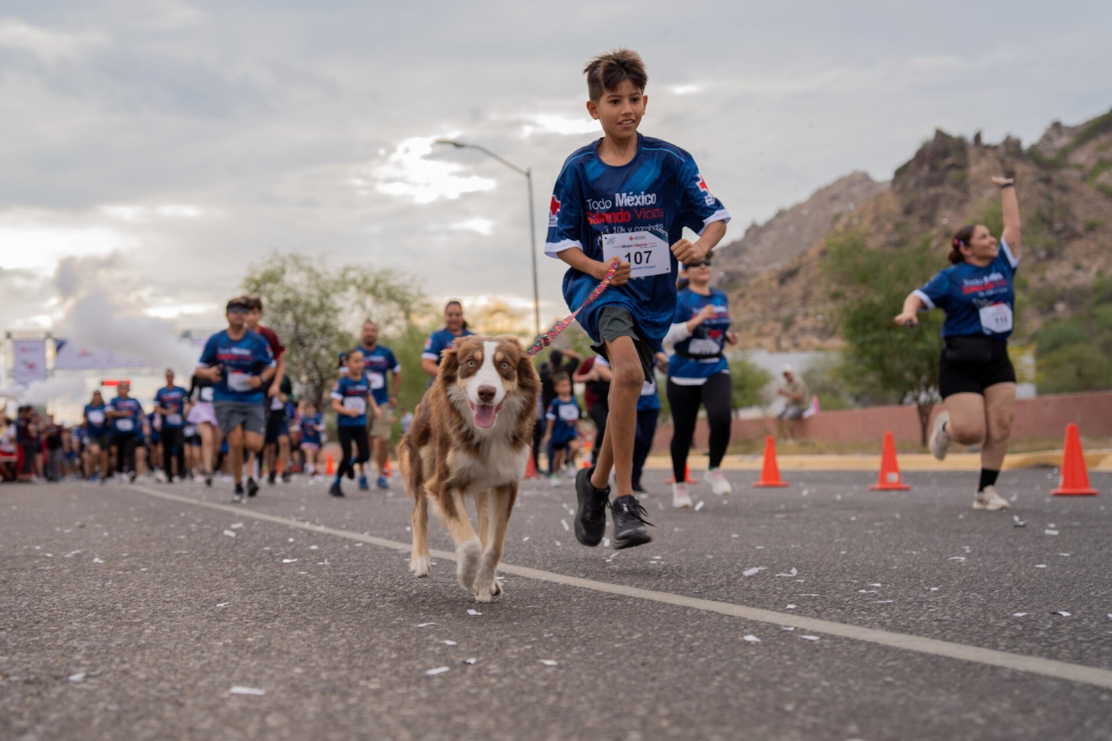 Corredores participan en las distancias de 5k y 10k durante la séptima edición de la Carrera Todo México Salvando Vidas en Hermosillo.