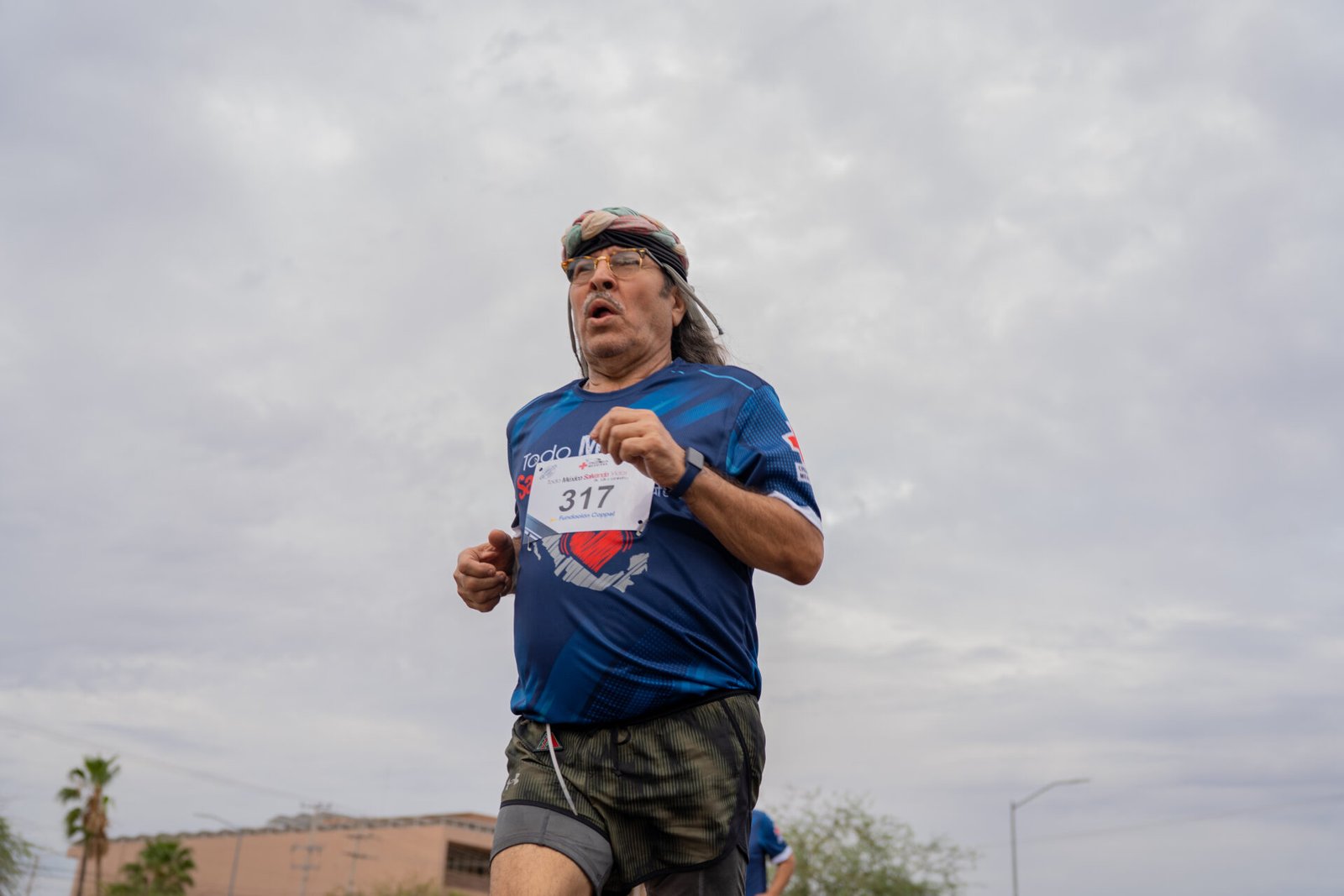 Corredores participan en las distancias de 5k y 10k durante la séptima edición de la Carrera Todo México Salvando Vidas en Hermosillo.