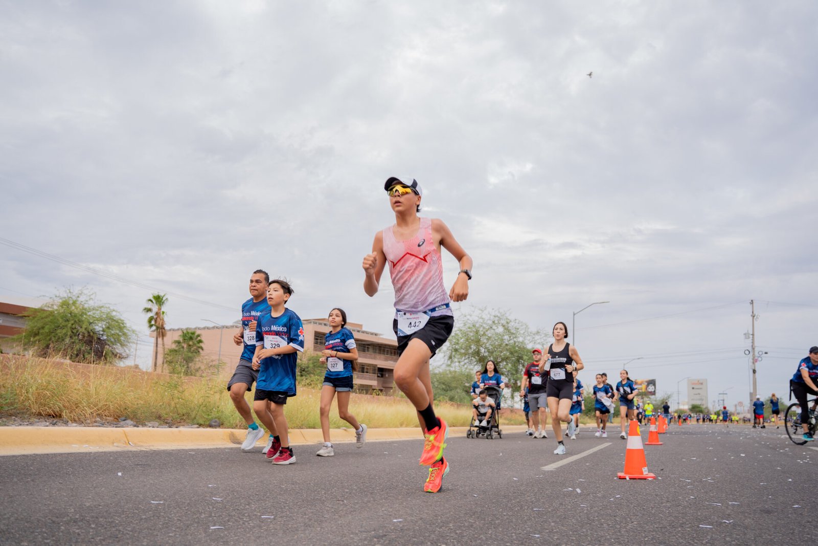 Corredores participan en las distancias de 5k y 10k durante la séptima edición de la Carrera Todo México Salvando Vidas en Hermosillo.