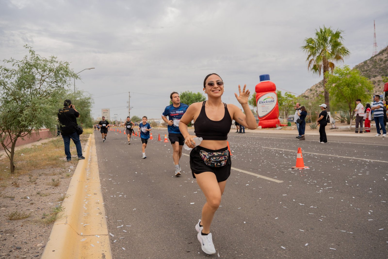 Corredores participan en las distancias de 5k y 10k durante la séptima edición de la Carrera Todo México Salvando Vidas en Hermosillo.