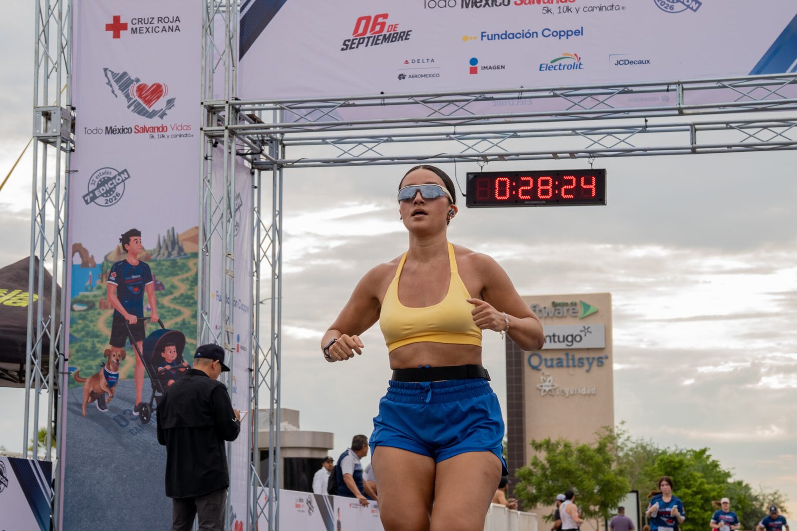 Corredores participan en las distancias de 5k y 10k durante la séptima edición de la Carrera Todo México Salvando Vidas en Hermosillo.