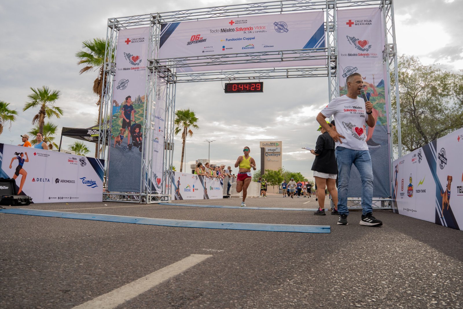 Corredores participan en las distancias de 5k y 10k durante la séptima edición de la Carrera Todo México Salvando Vidas en Hermosillo. 
