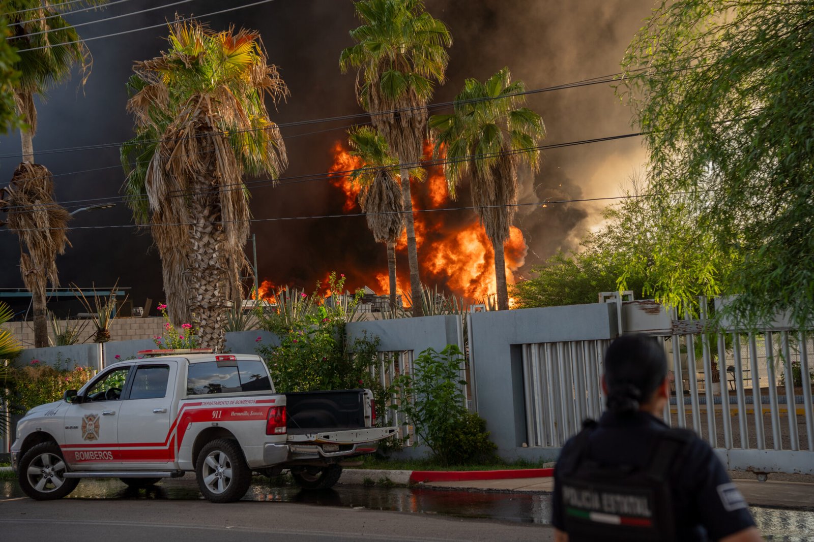 Cuerpos de emergencia sofocaron un fuerte incendio en una recicladora del Parque Industrial.