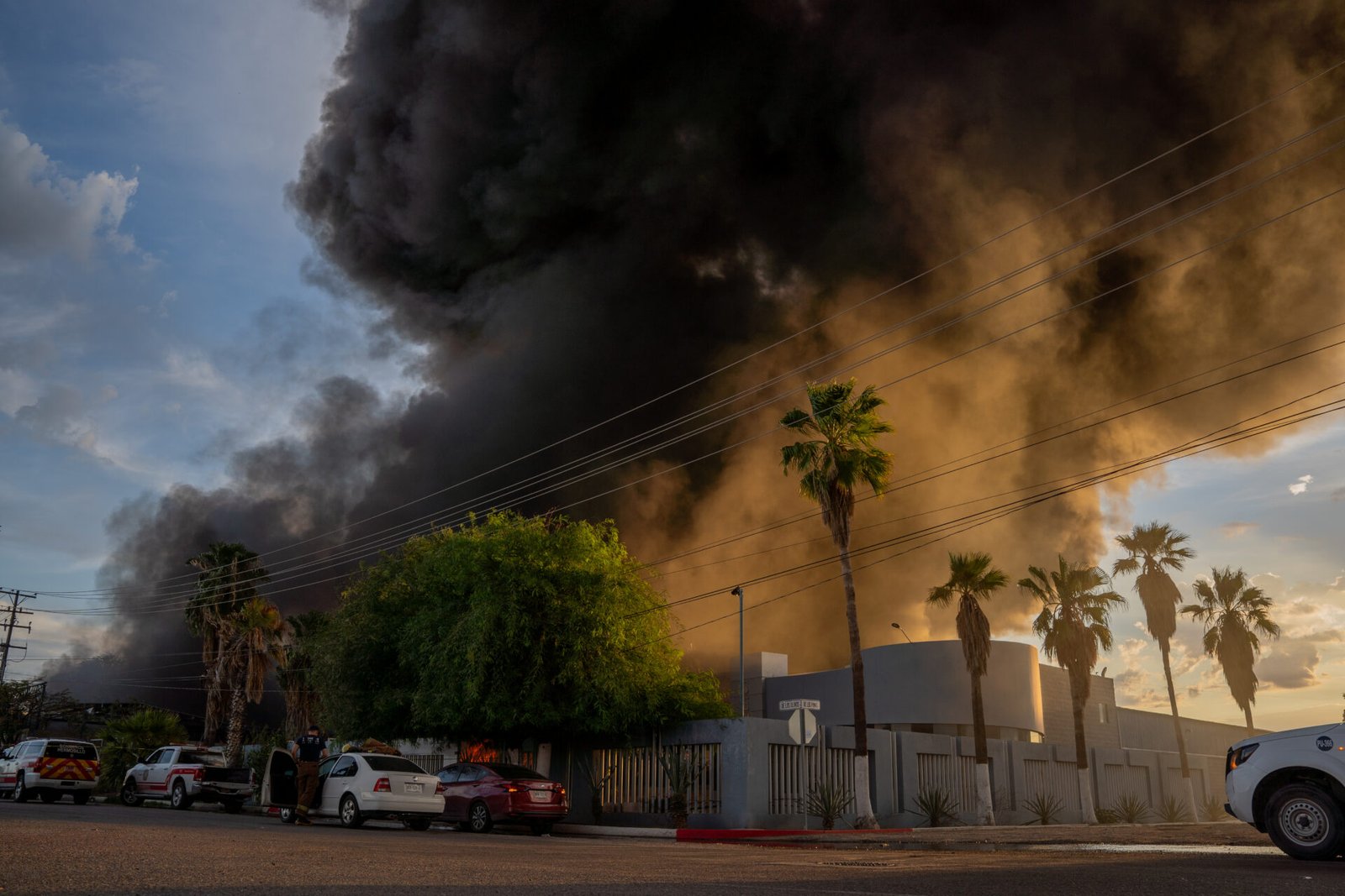 Cuerpos de emergencia sofocaron un fuerte incendio en una recicladora del Parque Industrial.