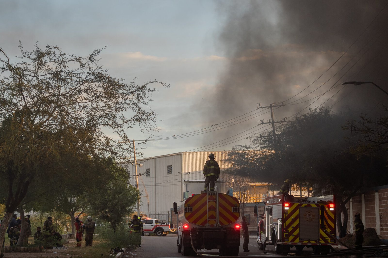 Cuerpos de emergencia sofocaron un fuerte incendio en una recicladora del Parque Industrial.