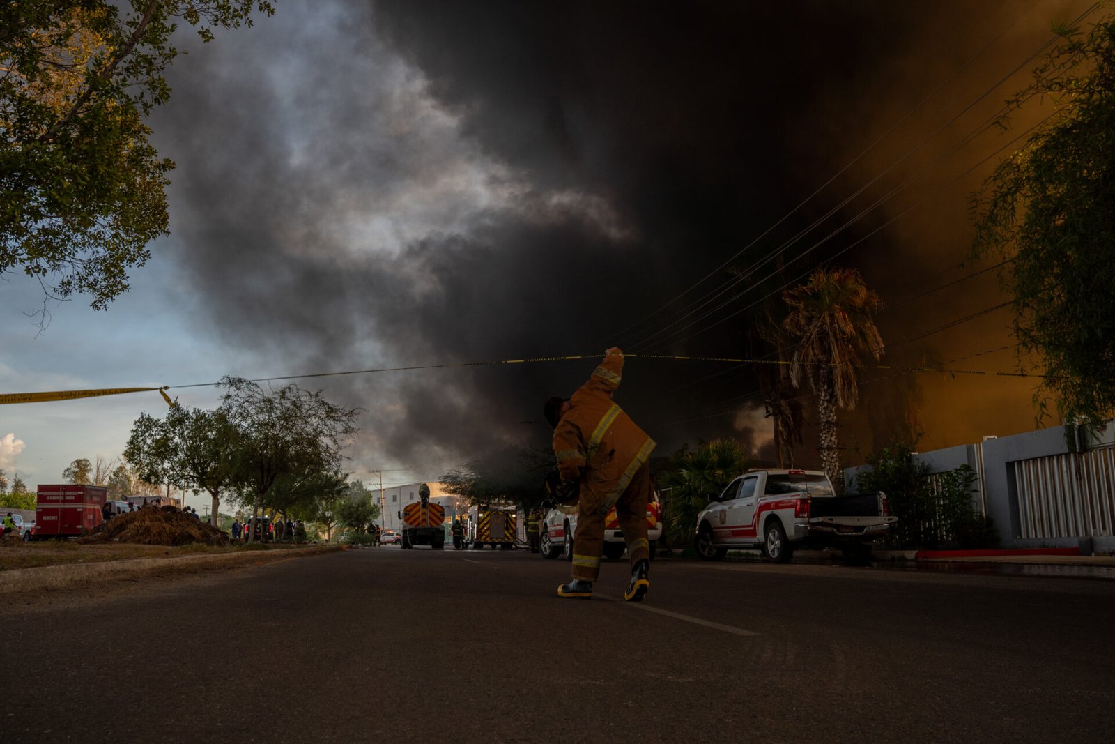 Cuerpos de emergencia sofocaron un fuerte incendio en una recicladora del Parque Industrial.