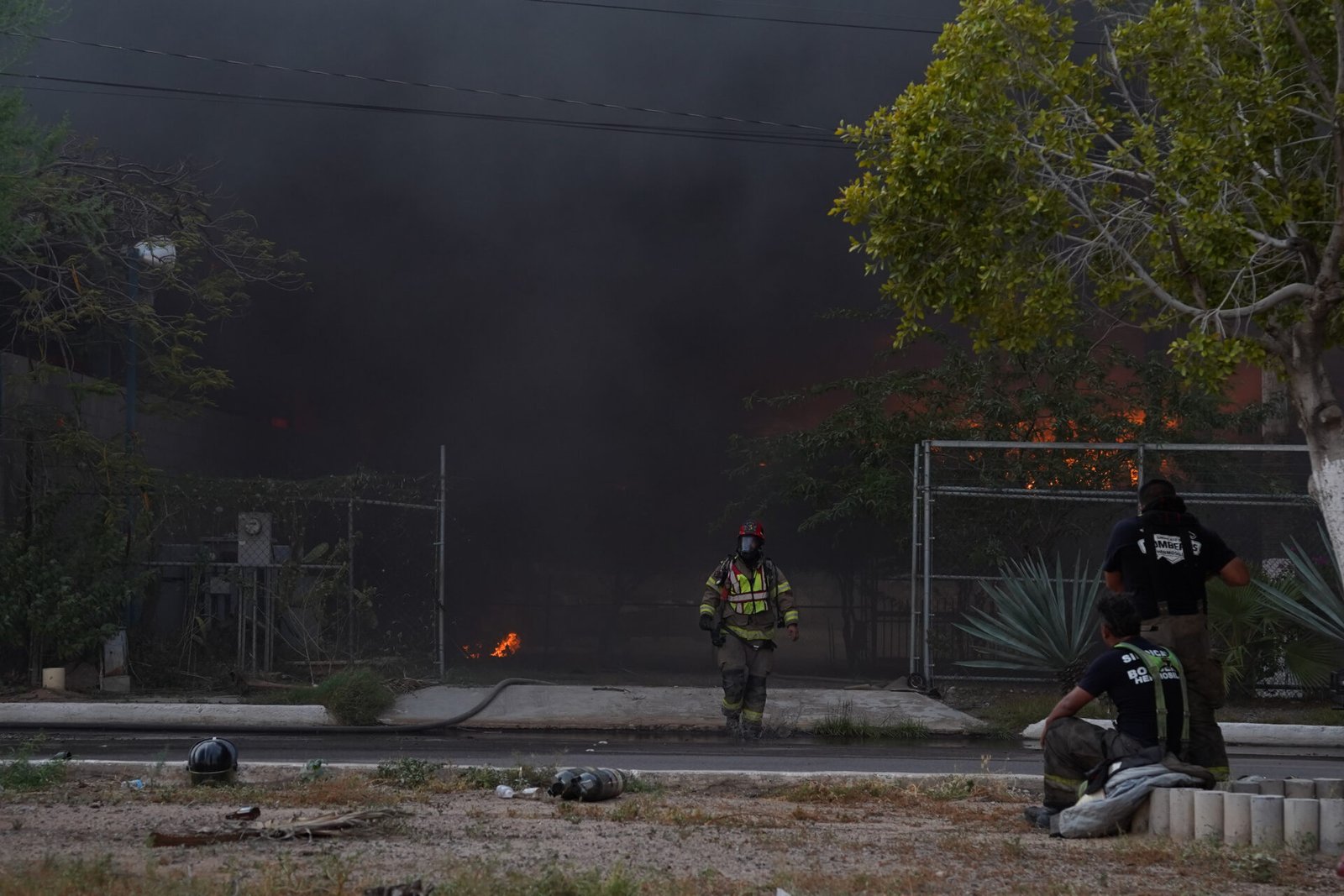 Cuerpos de emergencia sofocaron un fuerte incendio en una recicladora del Parque Industrial.
