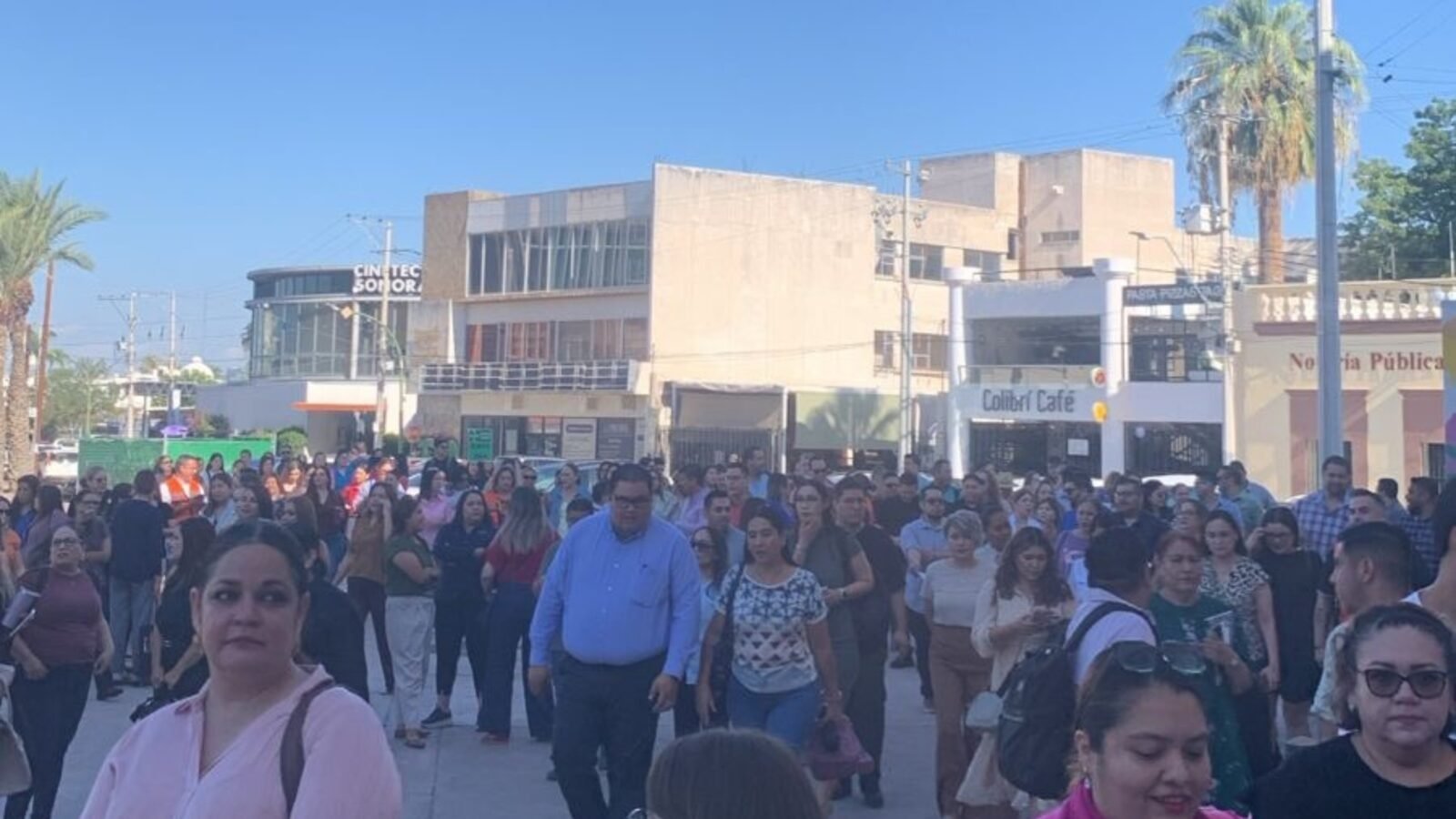 Elementos de emergencia resguardan las instalaciones tras la evacuación en ISSSTESON Centenario por un conato de incendio.