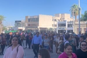 Elementos de emergencia resguardan las instalaciones tras la evacuación en ISSSTESON Centenario por un conato de incendio.